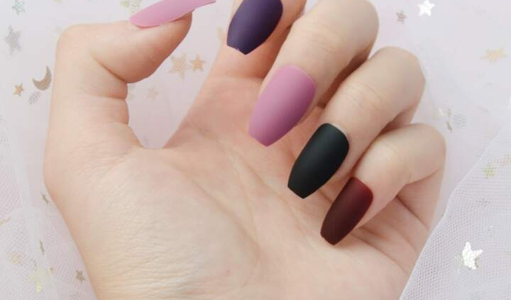 96 pièces Faux Ongles Soyez glamour Avec Court Cercueil Multicolore Mat