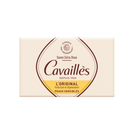 Le Savon Surgras l'Original Cavaillès : un seul produit, plusieurs usages, pour traiter en douceur visages et corps de toute la famille! Produit iconique de la marque Cavaillès, le Savon Surgras est synonyme de douceur et de souplesse au quotidien. Avec le Savon Extra-Doux Surgras, ce sont les peaux sensibles de toute la famille qui bénéficient de ses vertus ! -Des agents surgras Pro-Régénérant et de l’Huile d’Amande Douce pour renforcer le film hydrolipidique cutané, barrière naturelle contre les agressions extérieures. -L’association des vertus nourrissantes et adoucissantes de l’Huile d’Amande Douce et de l’Huile de Noyau de Pêche. L’huile d’Amande Douce et l'huile de Noyau de Pêche sont utilisées pour leurs actions apaisantes et adoucissantes sur les peaux délicates et sèches. Elles calment les démangeaisons et irritations. Émollientes, elles nourrissent aussi la peau et la protègent du dessèchement. Assouplissantes et fortifiantes, elle activent la réparation de la peau.
