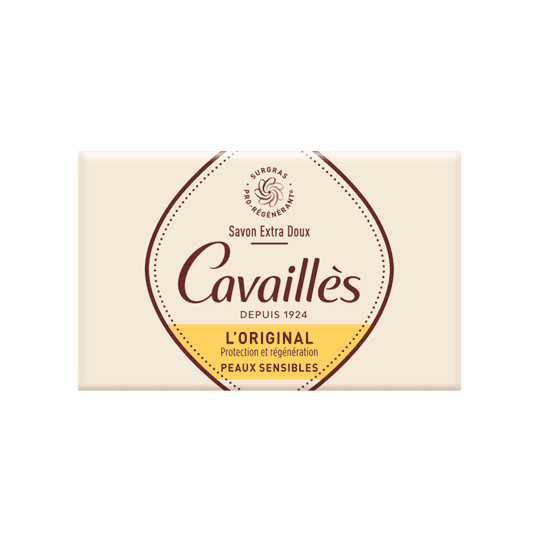 Le Savon Surgras l'Original Cavaillès : un seul produit, plusieurs usages, pour traiter en douceur visages et corps de toute la famille! Produit iconique de la marque Cavaillès, le Savon Surgras est synonyme de douceur et de souplesse au quotidien. Avec le Savon Extra-Doux Surgras, ce sont les peaux sensibles de toute la famille qui bénéficient de ses vertus ! -Des agents surgras Pro-Régénérant et de l’Huile d’Amande Douce pour renforcer le film hydrolipidique cutané, barrière naturelle contre les agressions extérieures. -L’association des vertus nourrissantes et adoucissantes de l’Huile d’Amande Douce et de l’Huile de Noyau de Pêche. L’huile d’Amande Douce et l'huile de Noyau de Pêche sont utilisées pour leurs actions apaisantes et adoucissantes sur les peaux délicates et sèches. Elles calment les démangeaisons et irritations. Émollientes, elles nourrissent aussi la peau et la protègent du dessèchement. Assouplissantes et fortifiantes, elle activent la réparation de la peau.