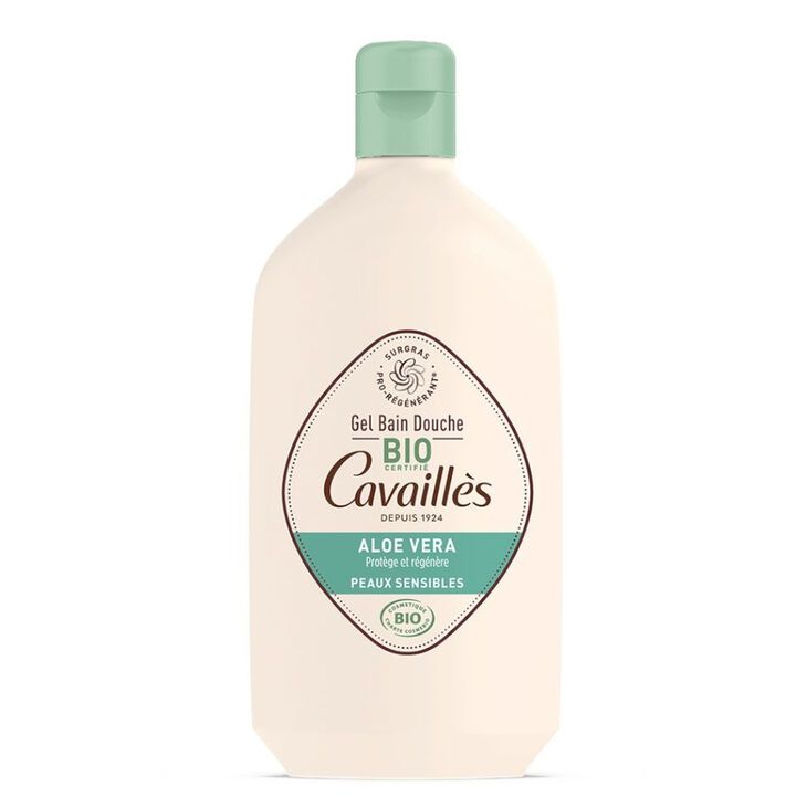 Gel douche Rogé Cavaillès Aloe Vera La vie est une histoire de régénération : celle des peaux de toutes les familles pour un moment de bien-être qui respecte notre planète. Une PEAU nourrie et protégée : enrichie en surgras végétal pro-régénérant® et en aloé vera bio, sa formule labellisée Cosmébio nettoie la peau en douceur et aide à préserver son processus naturel de régénération. Sans savon et testée dermatologiquement sur peaux sensibles. Un moment de BIEN-ÊTRE grâce à sa texture fraîche et son parfum 100% d’origine naturelle. Un geste pour la PLANÈTE avec sa bouteille 100% en plastique recyclé et recyclable*. Pour toute la FAMILLE : utilisation visage et corps, pour petits et grands dès 1 an. 98,3% d’ingrédients d’origine naturelle – Rincer et sécher délicatement Voir moins