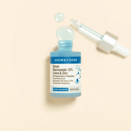 Hautement dosé en Niacinamide (vitamine B3), Zinc et Cuivre, ce sérum à l’efficacité prouvée resserre les pores, régule la sécrétion de sébum, prévient les imperfections, réduit les rougeurs et taches. Enrichi en acide hyaluronique hydratant, il unifie le teint et affine le grain de peau. Utilisé comme soin capillaire, le Niacinamide stimule la production de kératine, fortifie, redonne du volume aux cheveux et équilibre le cuir chevelu. Pour une peau zéro défaut et des cheveux sublimés.