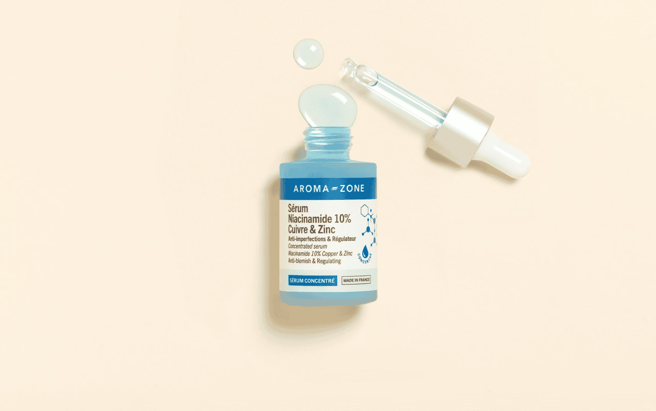 Hautement dosé en Niacinamide (vitamine B3), Zinc et Cuivre, ce sérum à l’efficacité prouvée resserre les pores, régule la sécrétion de sébum, prévient les imperfections, réduit les rougeurs et taches. Enrichi en acide hyaluronique hydratant, il unifie le teint et affine le grain de peau. Utilisé comme soin capillaire, le Niacinamide stimule la production de kératine, fortifie, redonne du volume aux cheveux et équilibre le cuir chevelu. Pour une peau zéro défaut et des cheveux sublimés.