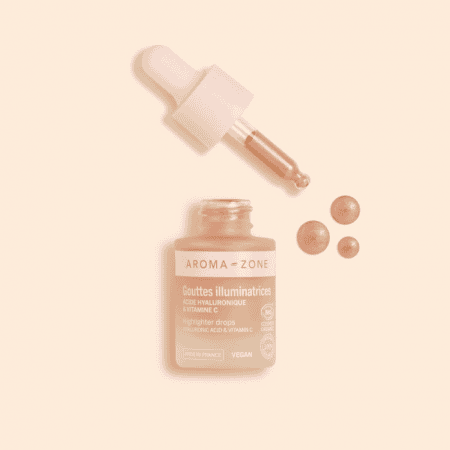 A la fois maquillage et soin, ces gouttes illuminatrices enrichies en vitamine C unifiante et acide hyaluronique hydratant subliment tous les teints d’un éclat immédiat. Leur formule 100% naturelle et certifiée BIO réunit des nacres minérales rosées, dorées et orangées qui révèlent la luminosité de toutes les carnations, des plus claires aux plus foncées. Modulables, ces gouttes peuvent être intégrées à votre crème de jour pour illuminer l’ensemble du visage ou appliquées comme highlighter pour déposer un voile de lumière sur les pommettes, l’arête du nez, les tempes... Leur texture fluide et évanescente se laisse oublier, pour un effet peau nue ultra-lumineux. Le secret du glow parfait en flacon !
