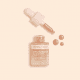 A la fois maquillage et soin, ces gouttes illuminatrices enrichies en vitamine C unifiante et acide hyaluronique hydratant subliment tous les teints d’un éclat immédiat. Leur formule 100% naturelle et certifiée BIO réunit des nacres minérales rosées, dorées et orangées qui révèlent la luminosité de toutes les carnations, des plus claires aux plus foncées. Modulables, ces gouttes peuvent être intégrées à votre crème de jour pour illuminer l’ensemble du visage ou appliquées comme highlighter pour déposer un voile de lumière sur les pommettes, l’arête du nez, les tempes... Leur texture fluide et évanescente se laisse oublier, pour un effet peau nue ultra-lumineux. Le secret du glow parfait en flacon !