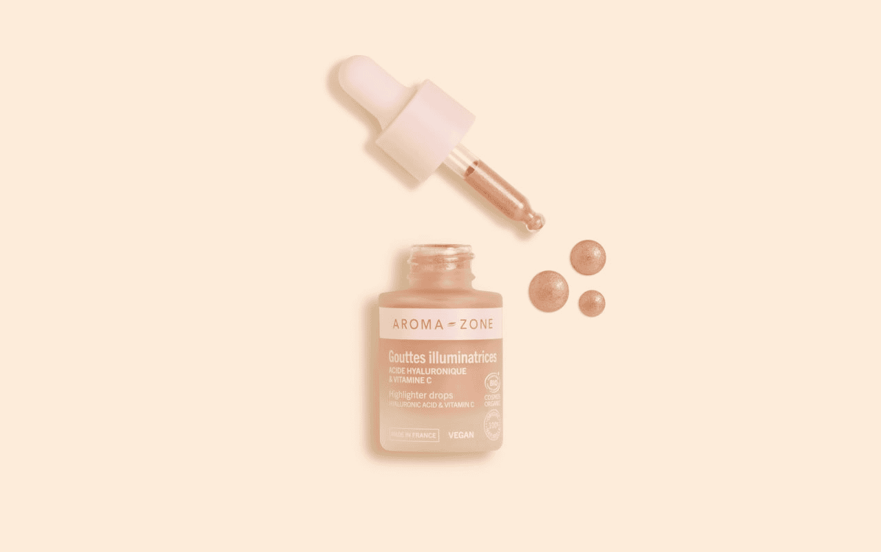 A la fois maquillage et soin, ces gouttes illuminatrices enrichies en vitamine C unifiante et acide hyaluronique hydratant subliment tous les teints d’un éclat immédiat. Leur formule 100% naturelle et certifiée BIO réunit des nacres minérales rosées, dorées et orangées qui révèlent la luminosité de toutes les carnations, des plus claires aux plus foncées. Modulables, ces gouttes peuvent être intégrées à votre crème de jour pour illuminer l’ensemble du visage ou appliquées comme highlighter pour déposer un voile de lumière sur les pommettes, l’arête du nez, les tempes... Leur texture fluide et évanescente se laisse oublier, pour un effet peau nue ultra-lumineux. Le secret du glow parfait en flacon !